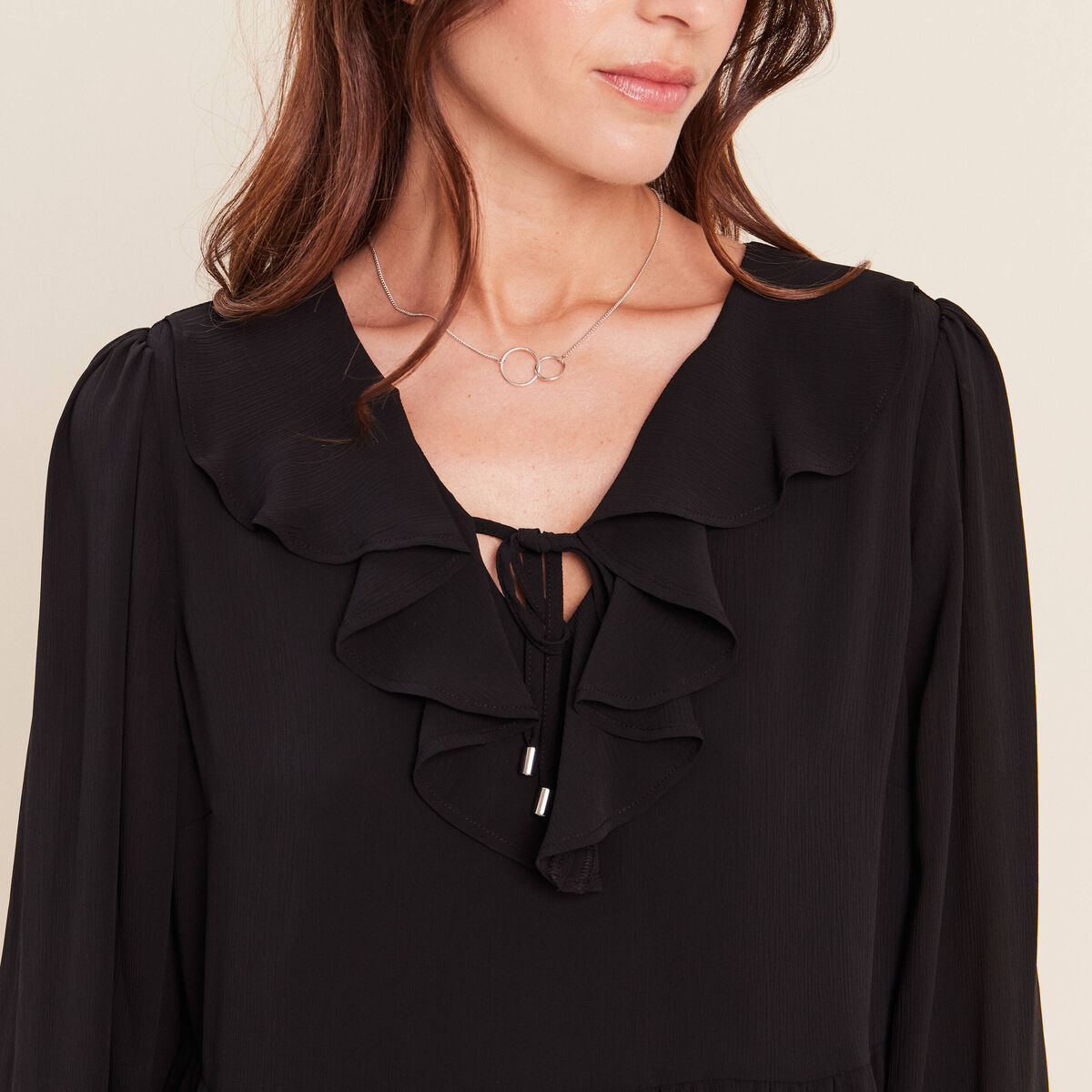 Robe courte &eacute;vas&eacute;e col v manches longues noir femme