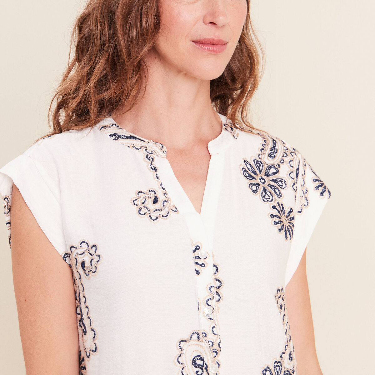 Robe courte &eacute;vas&eacute;e col tunisien brod&eacute;e bleu femme
