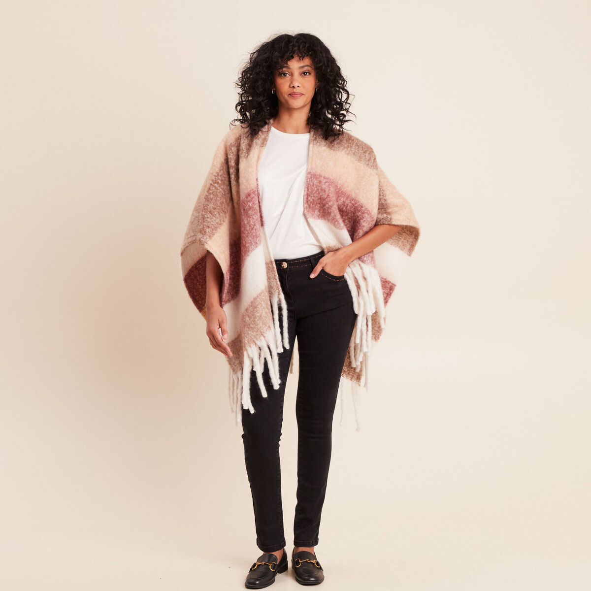Jean coupe ajust&eacute;e avec broderie noir femme