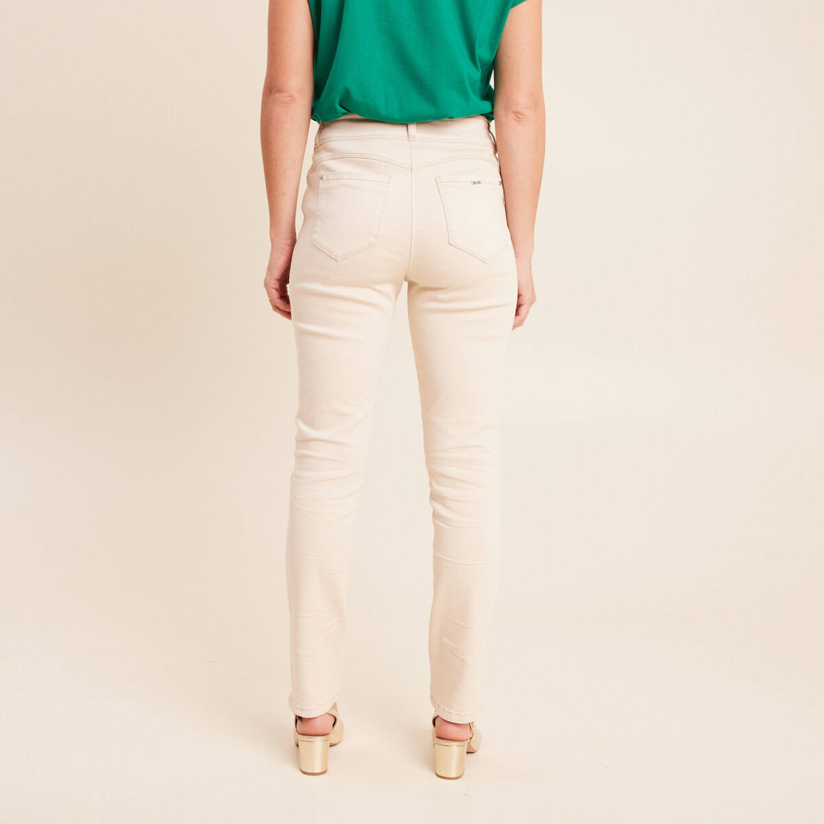 Jean ajust&eacute; taille haute longue ivoire femme
