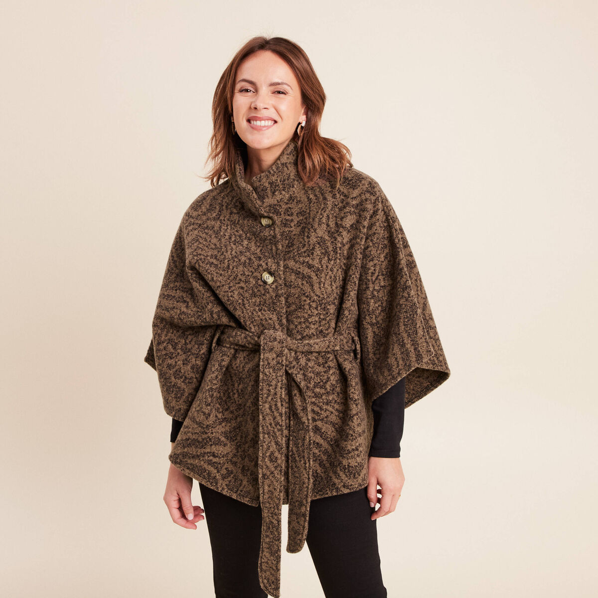 Poncho ceintur&eacute; en polyester recycl&eacute; camel femme