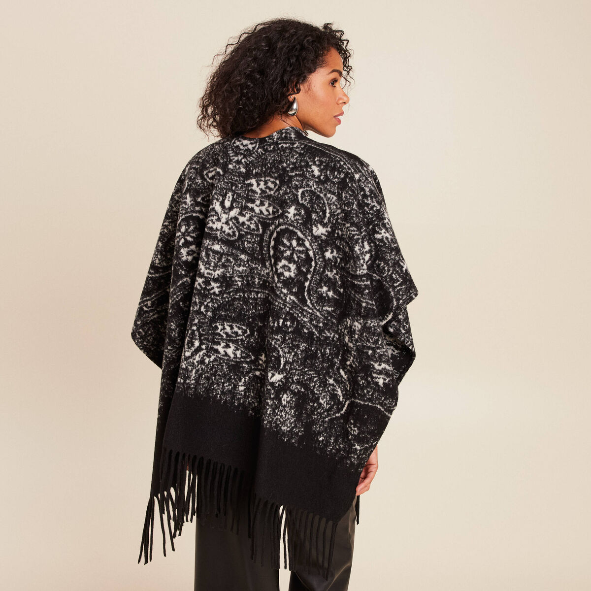 Poncho Noir Crocheté Zara Taille M - Occasion Très Bon État - Style Bohème Décontracté