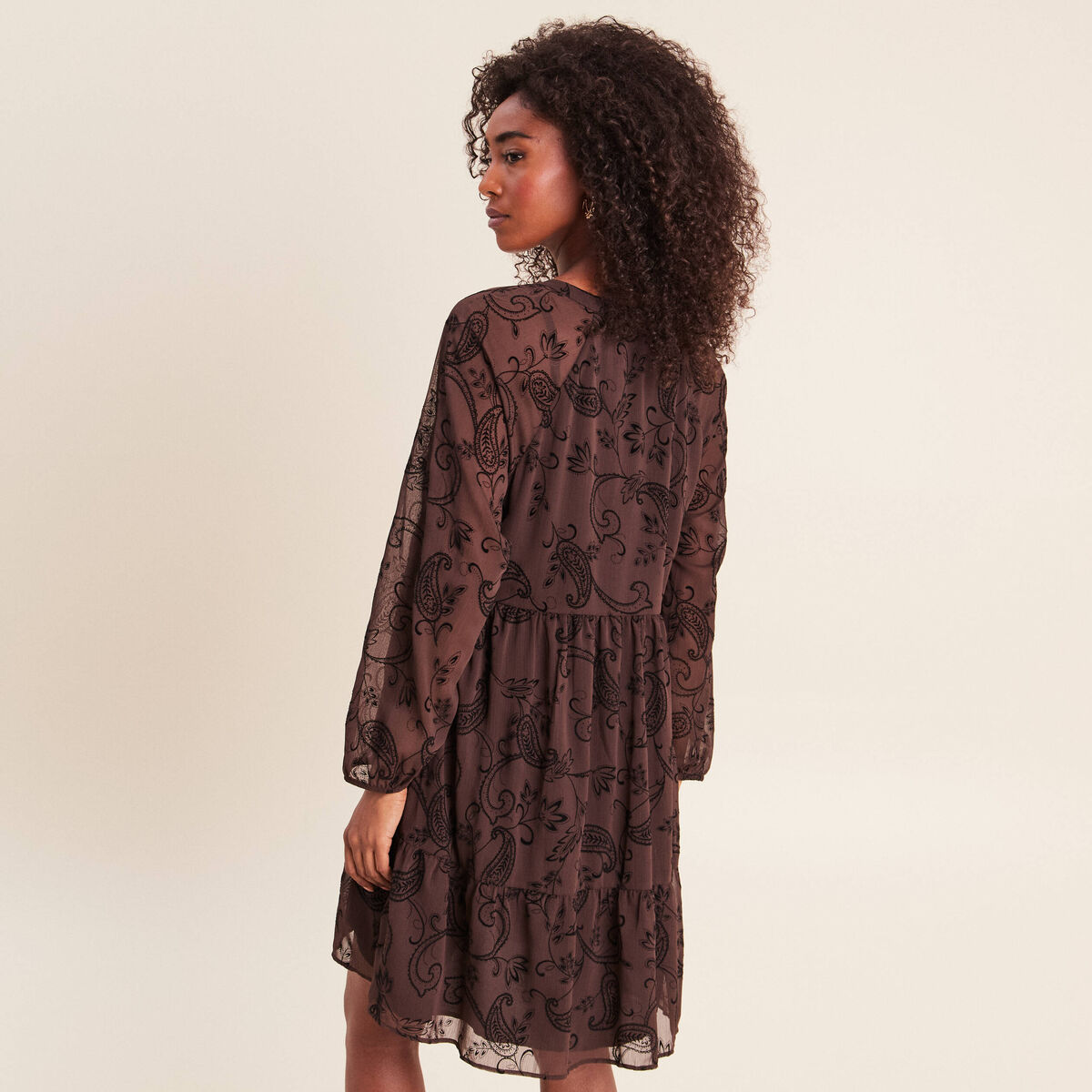 Robe courte &eacute;vas&eacute;e col v manches longues noir femme