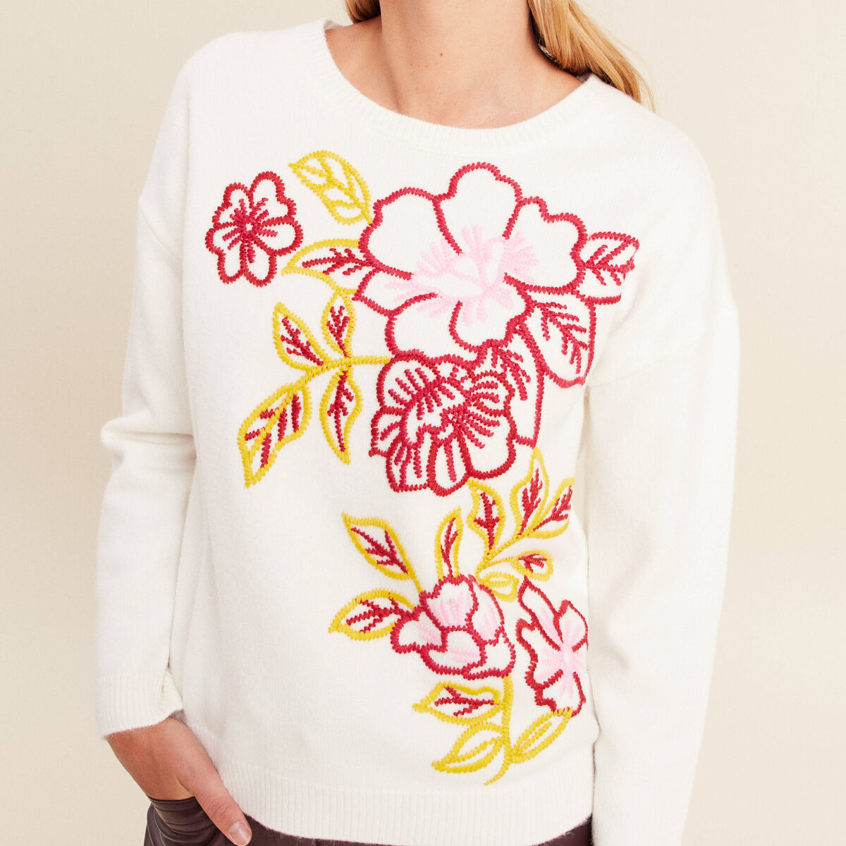 Pull brod&eacute; col rond manches longues rose framboise femme