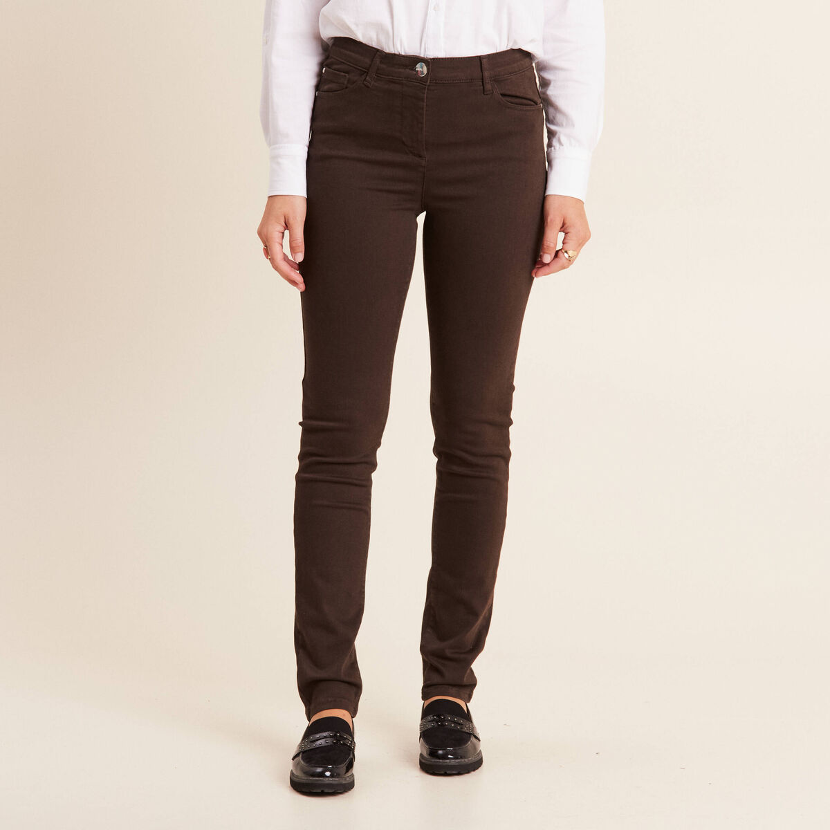 Jean magique L'Unique coupe ajust&eacute;e marron fonc&eacute; femme
