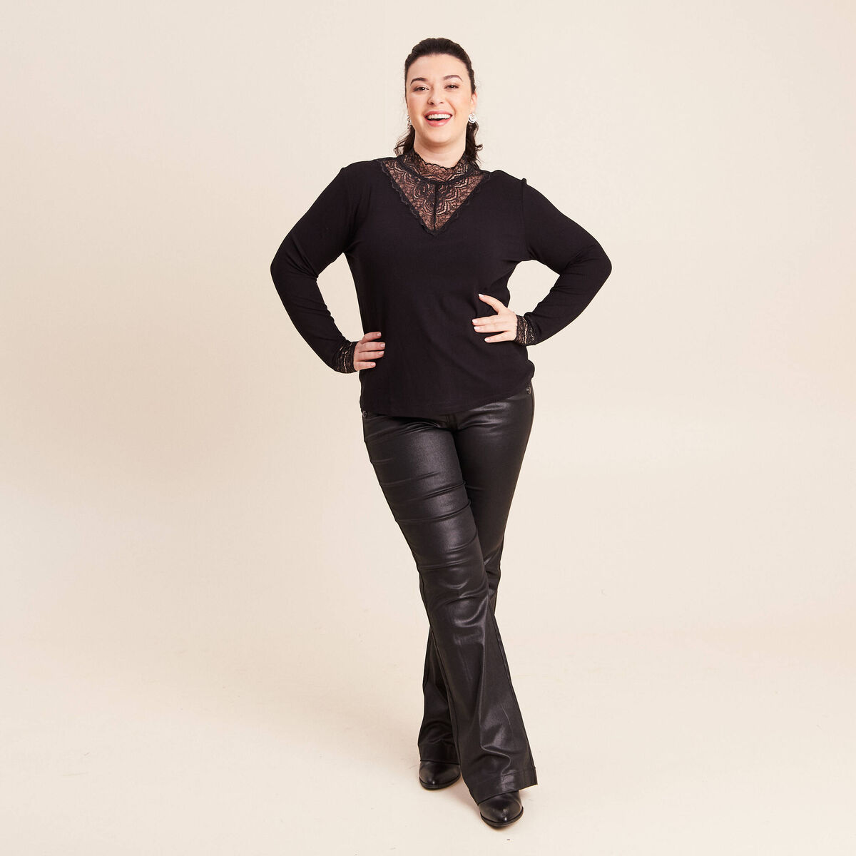 T-shirt cintr&eacute; col montant dentelle noir femme