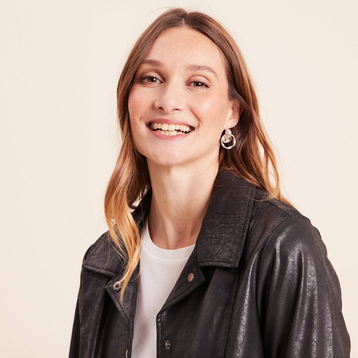 Veste courte droite aspect daim noir femme