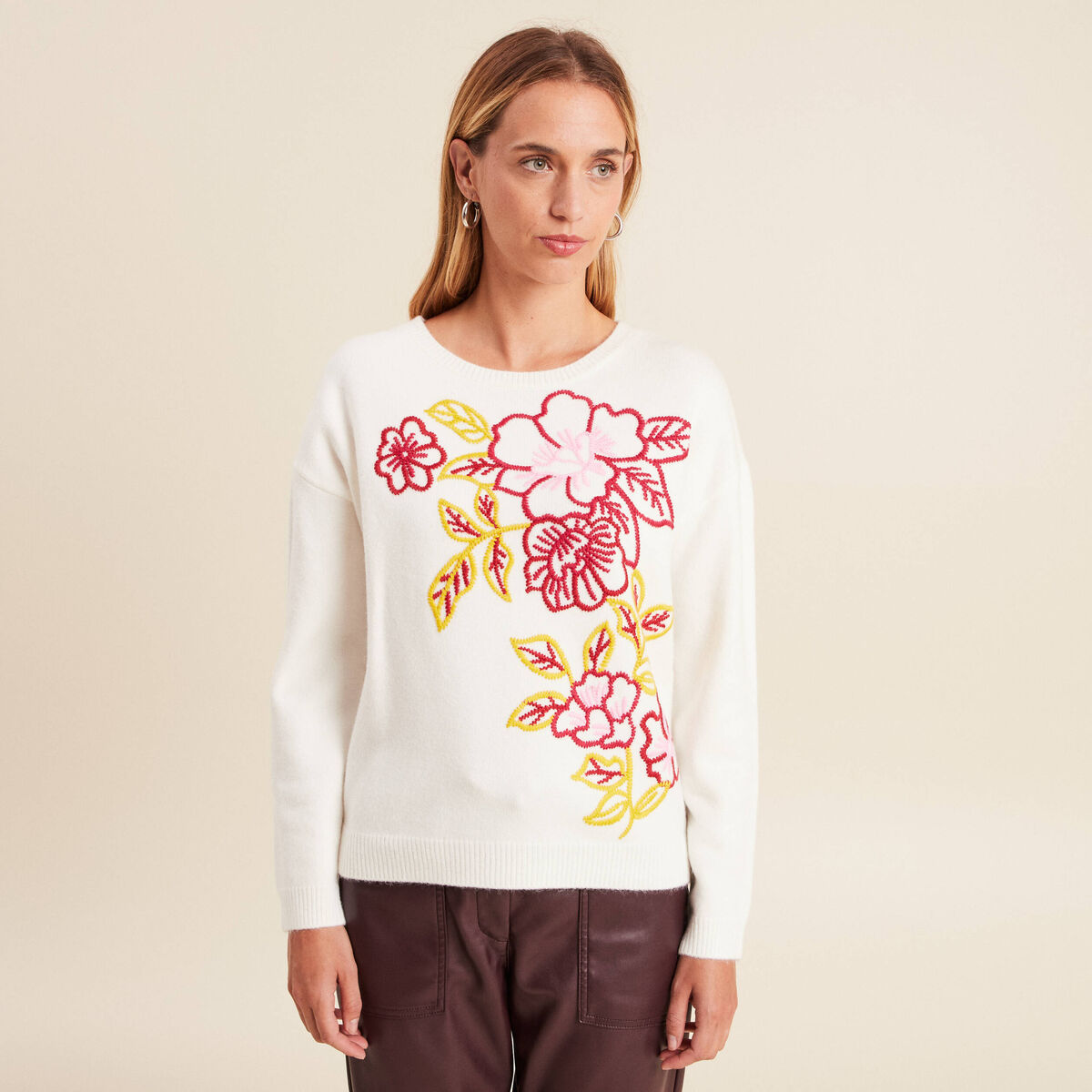 Pull brod&eacute; col rond manches longues rose framboise femme