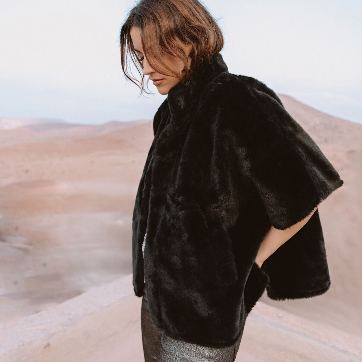 Poncho cape fausse fourrure noir femme
