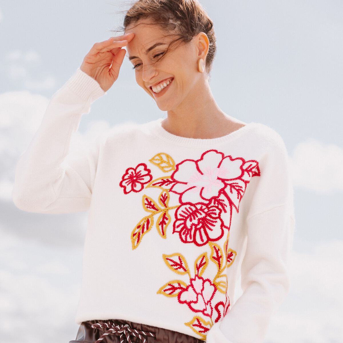 Pull brod&eacute; col rond manches longues rose framboise femme