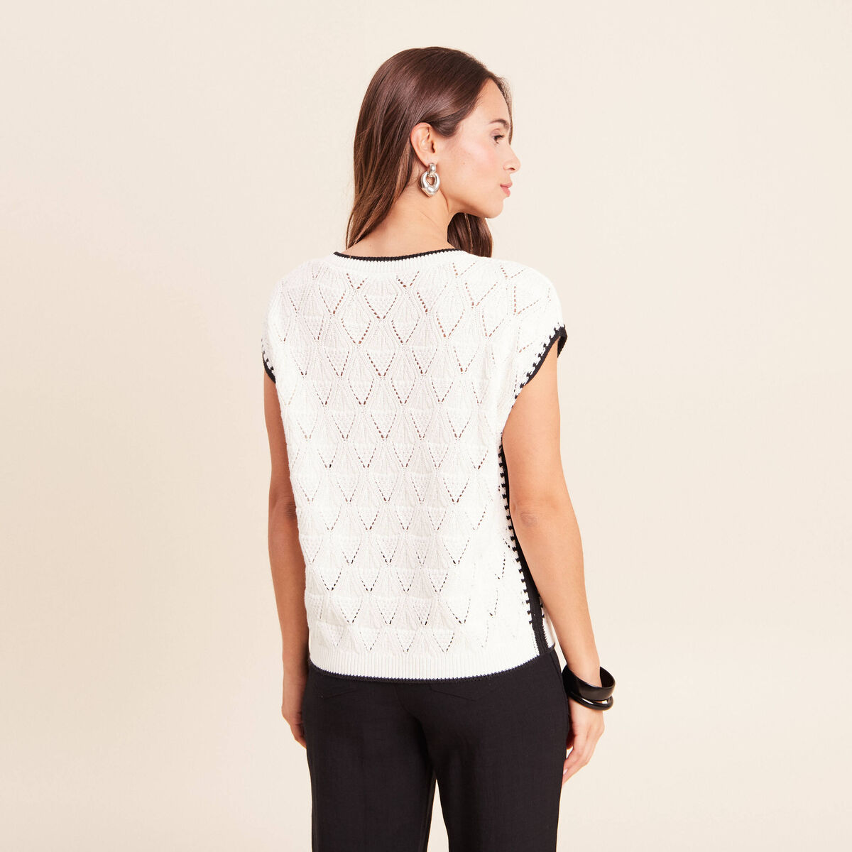 Pull ajour&eacute; sans manches col rond ecru femme
