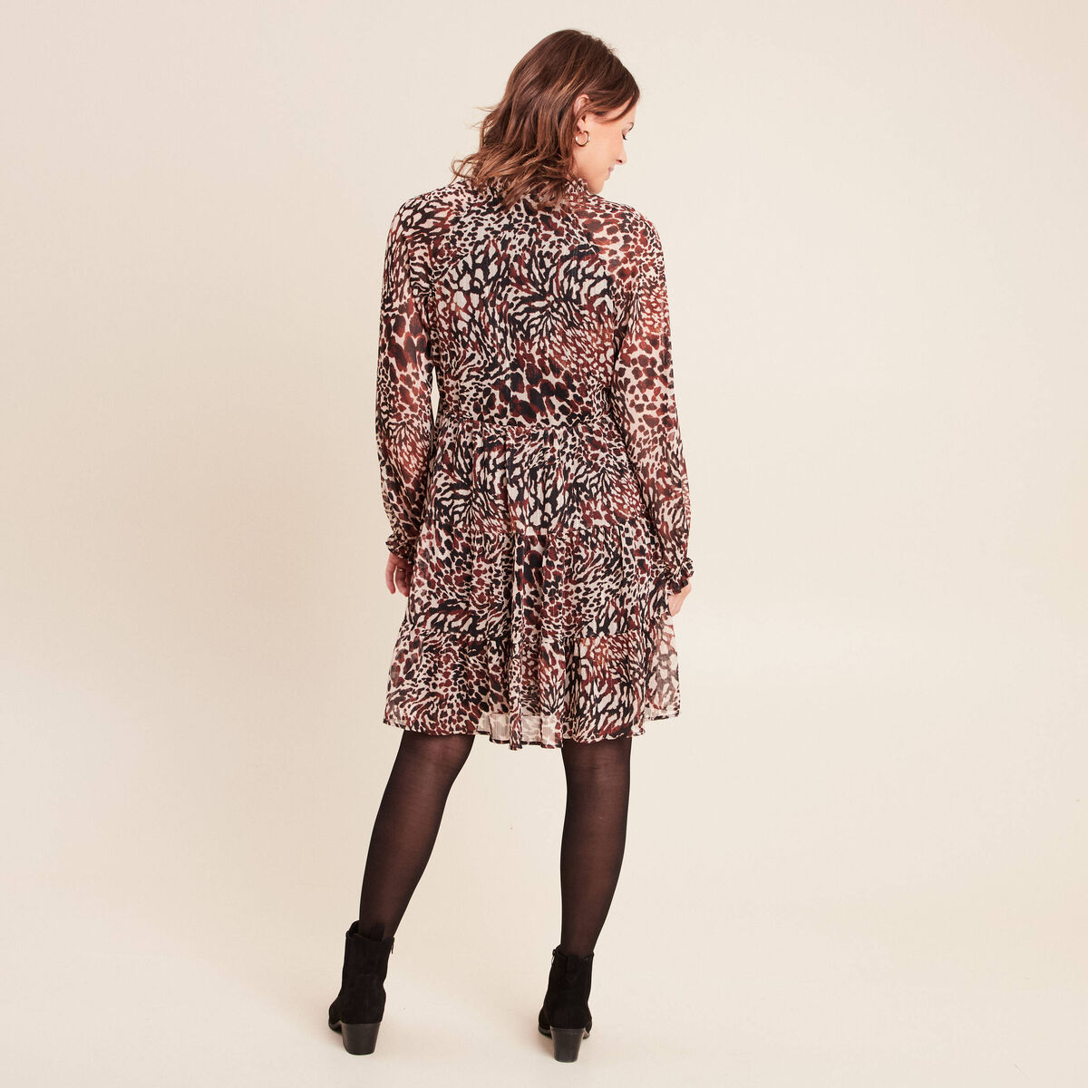 Robe courte &eacute;vas&eacute;e col v manches longues marron femme