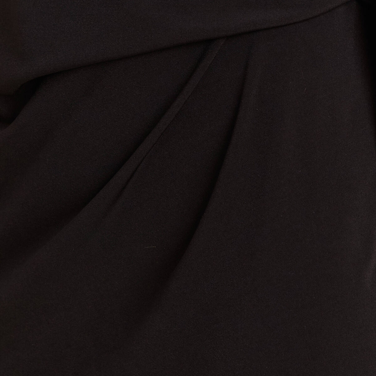 Robe cintrée courte col rond noir femme