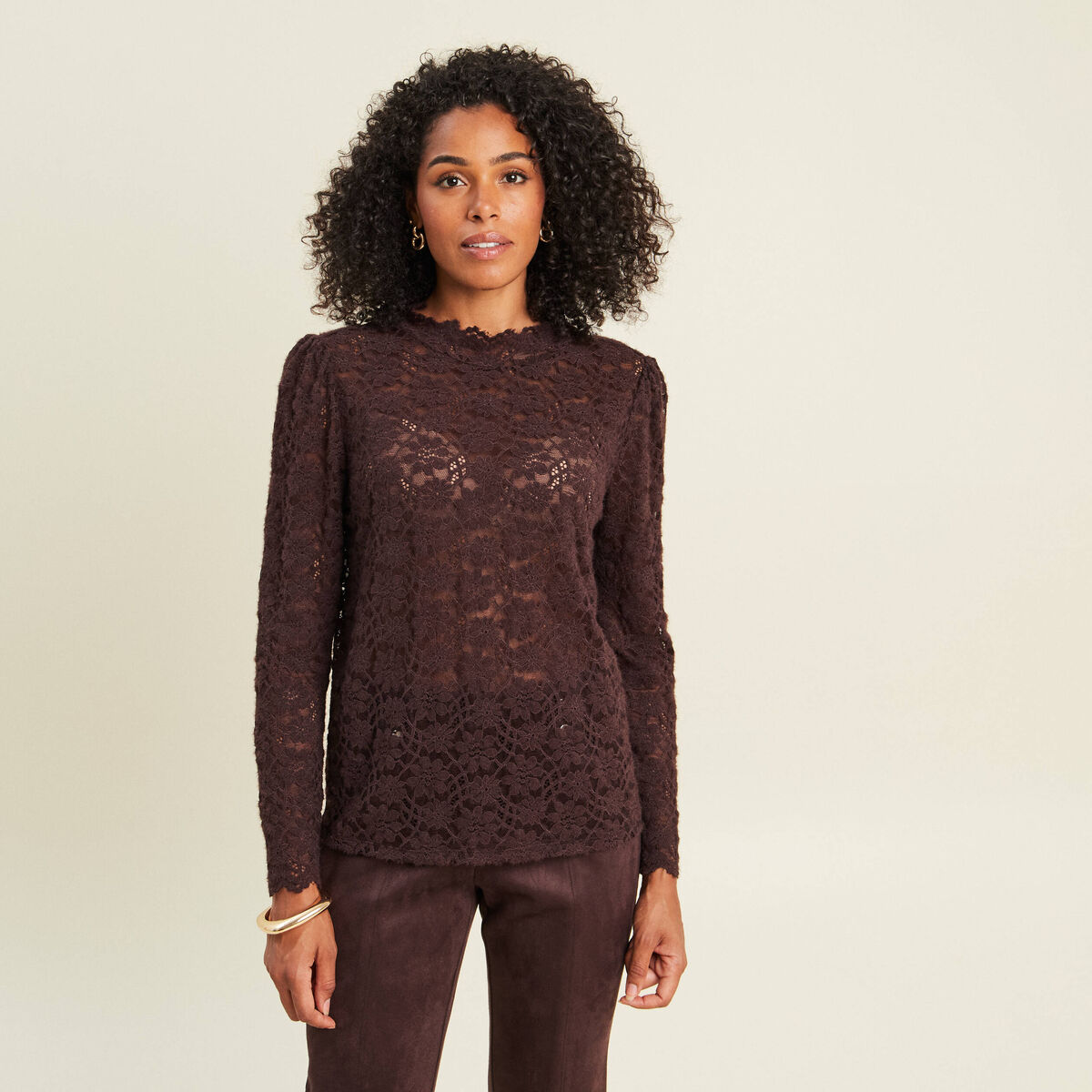 T-shirt cintr&eacute; col montant dentelle marron fonc&eacute; femme