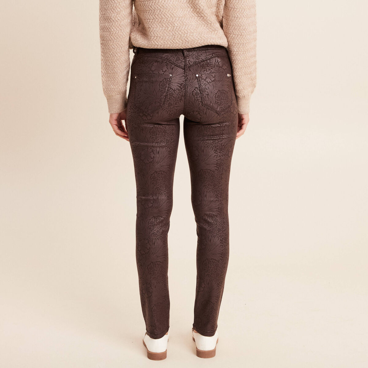 Pantalon coupe ajust&eacute;e enduit marron femme
