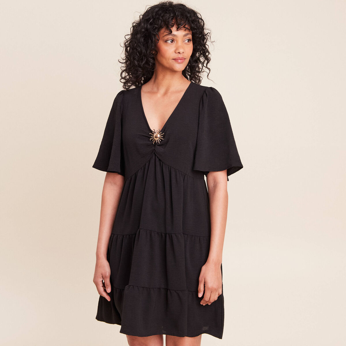 Robe courte &eacute;vas&eacute;e col v manches courtes noir femme