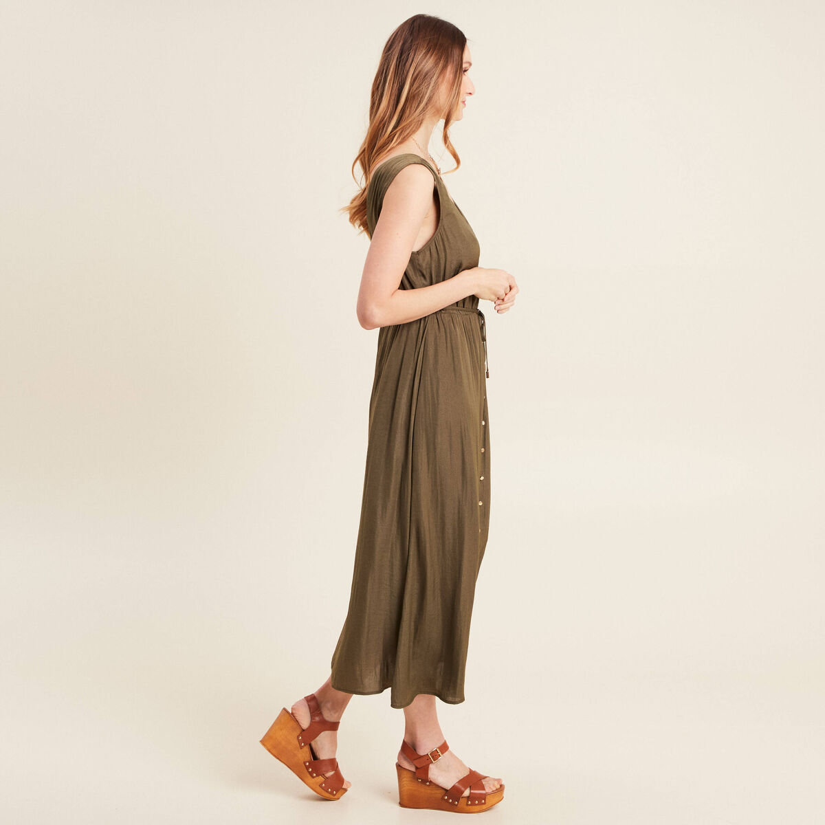 Robe midi &eacute;vas&eacute;e satin vert kaki femme