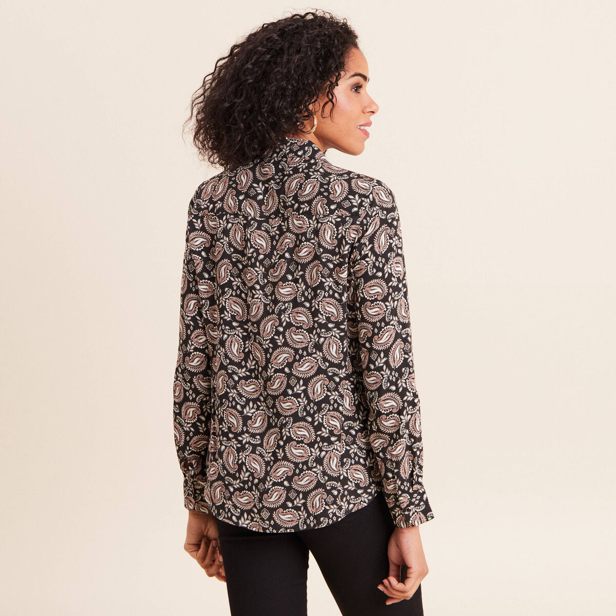 Chemise cintr&eacute;e manches longues fluide noir femme
