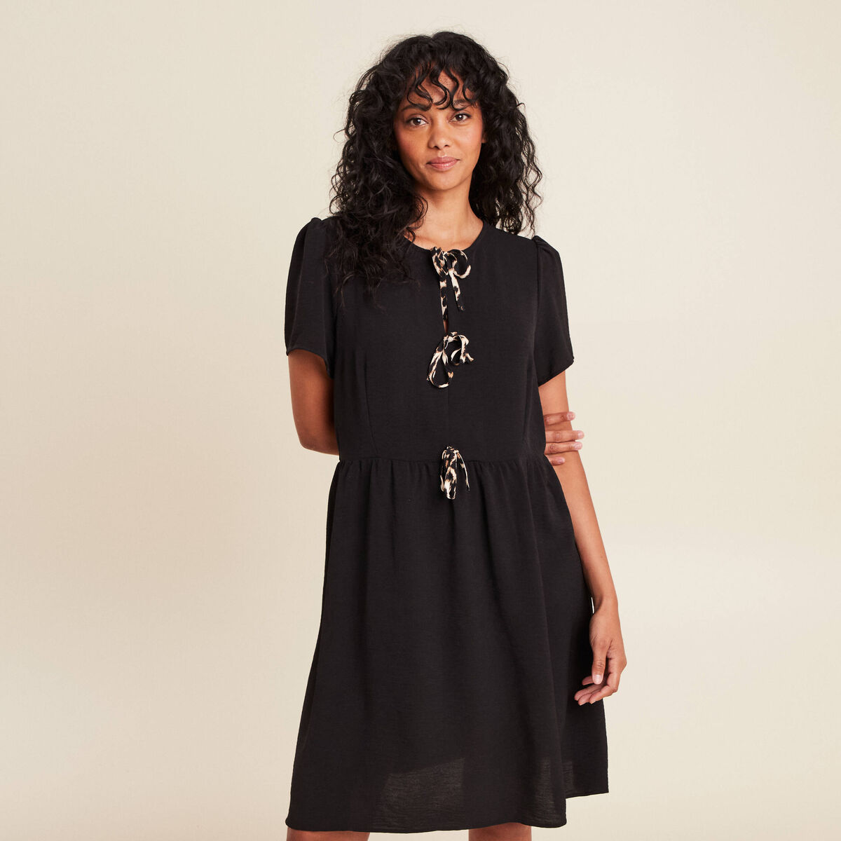 robe courte évasée col rond noir femme