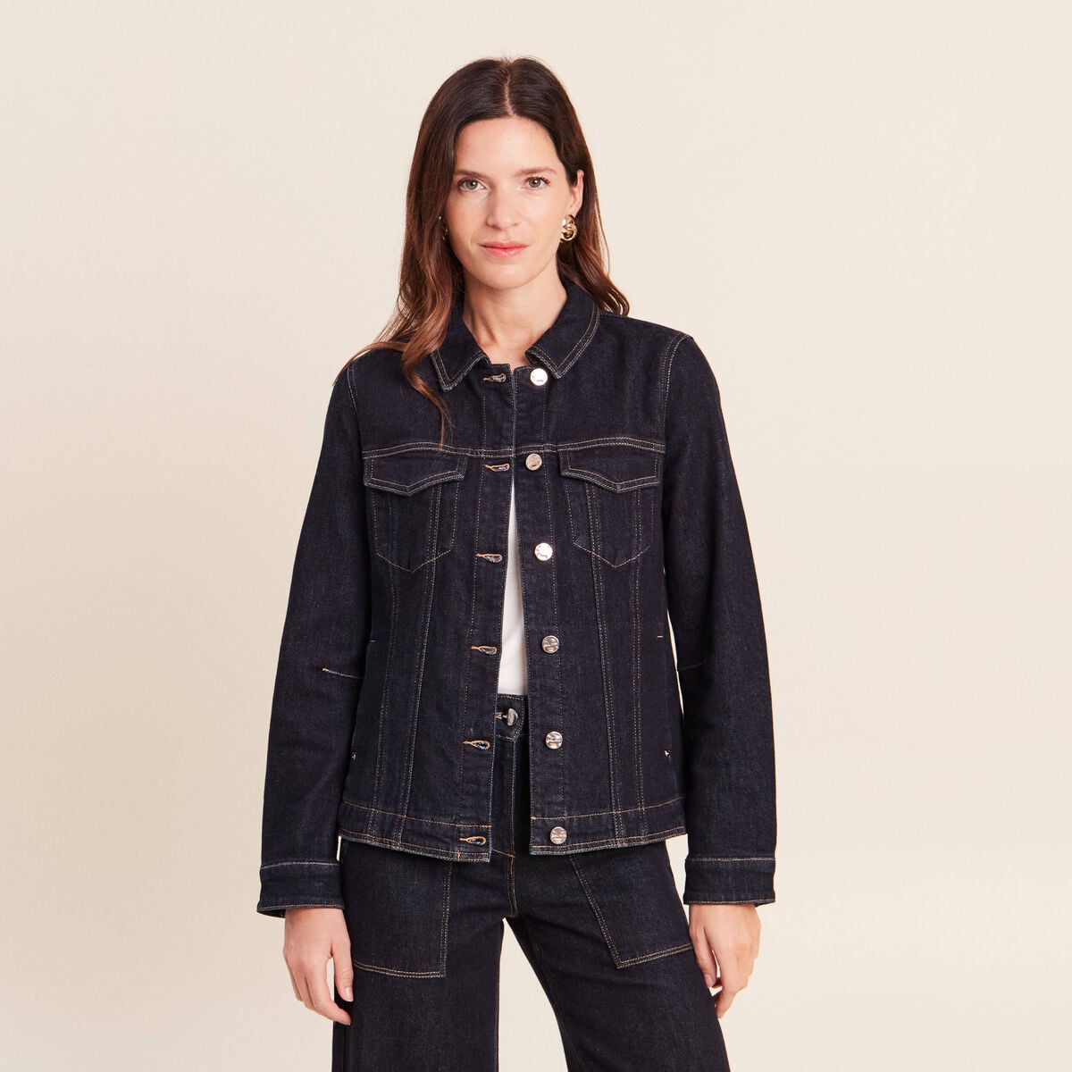 Veste cintr&eacute;e courte en jean denim brut femme
