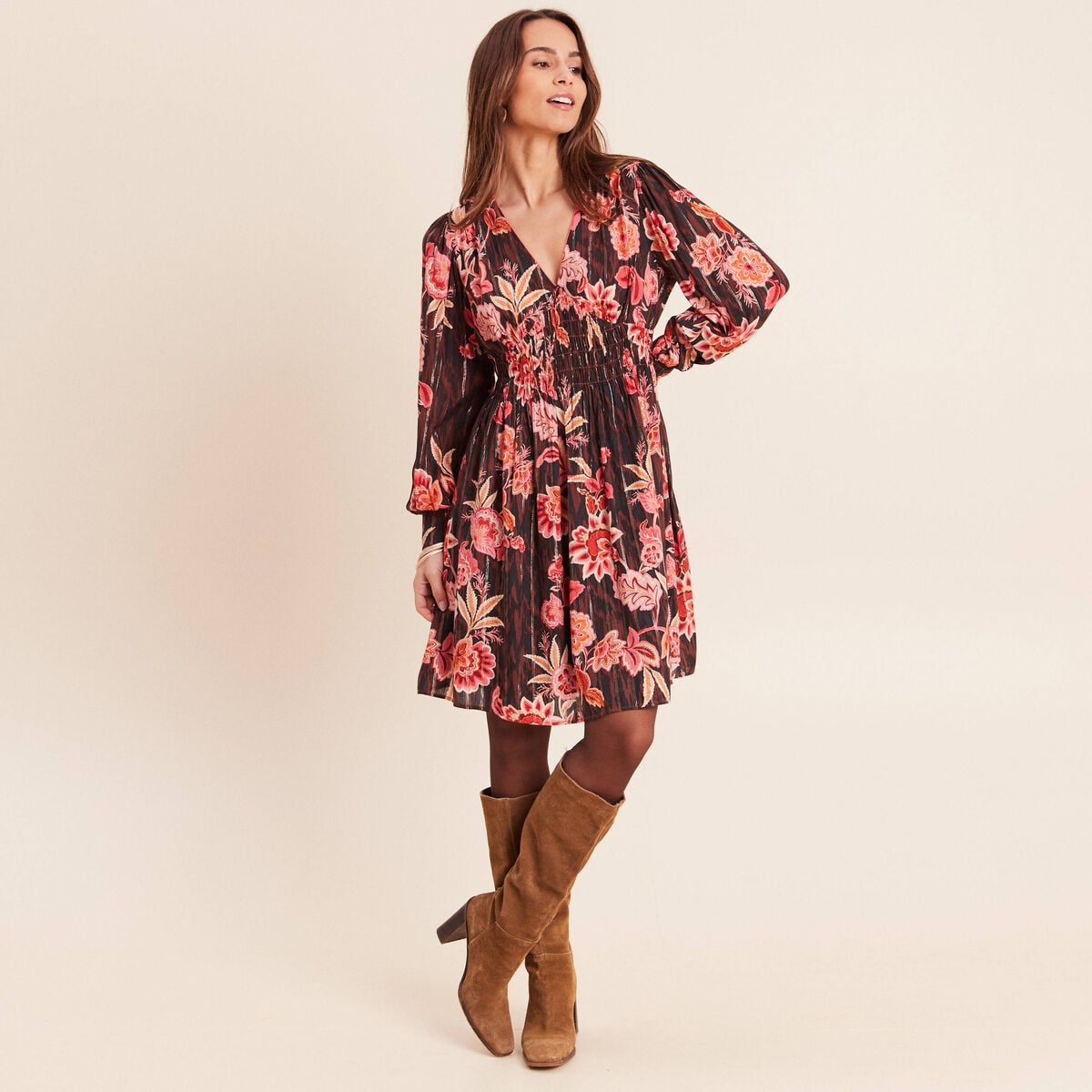 Robe courte &eacute;vas&eacute;e col v manches longues marron femme