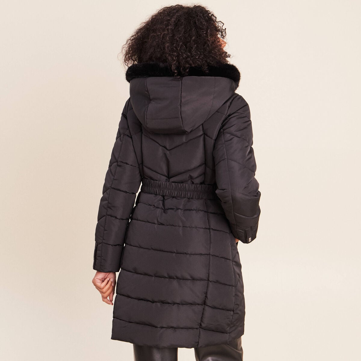 Doudoune cintr&eacute;e &agrave; capuche doubl&eacute;e noir femme