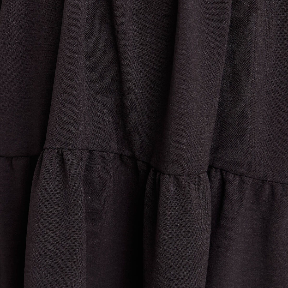 Robe courte &eacute;vas&eacute;e col v manches courtes noir femme
