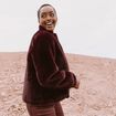 Manteau en fausse fourrure col montant bordeaux femme