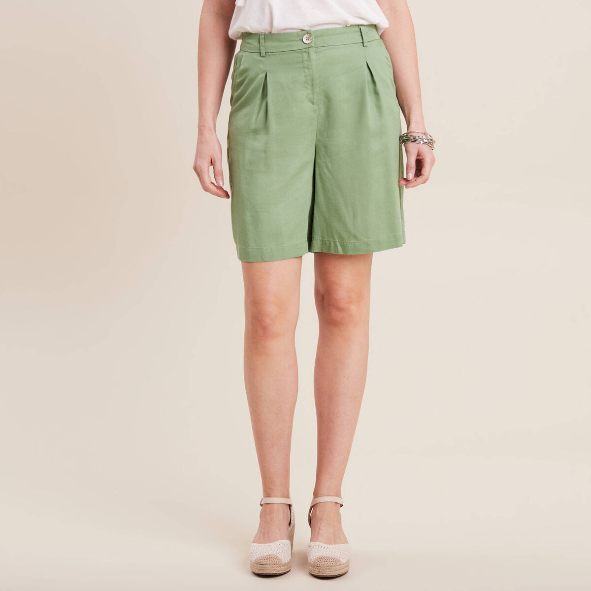 Short droit &agrave; pinces vert olive femme