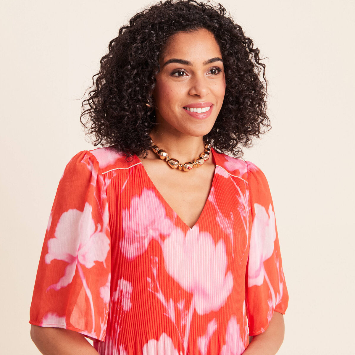 Robe courte &eacute;vas&eacute;e col v manches coudes rouge femme