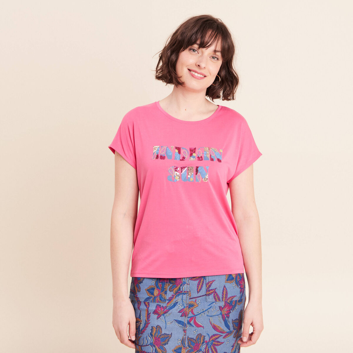 T-shirt col rond manches courtes brod&eacute; rose fushia femme