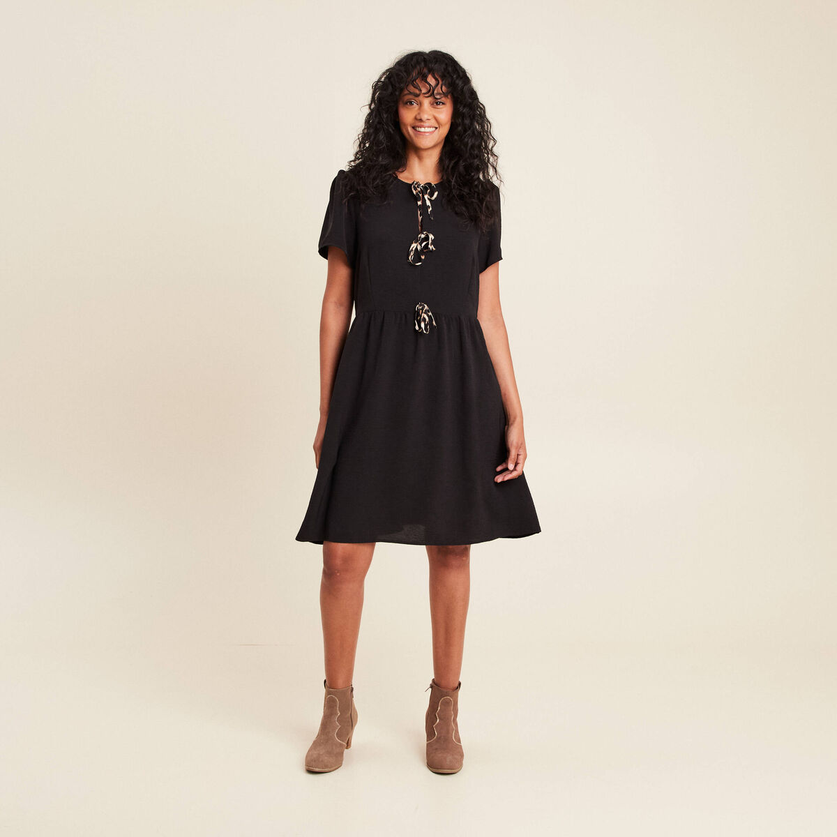 robe courte évasée col rond noir femme