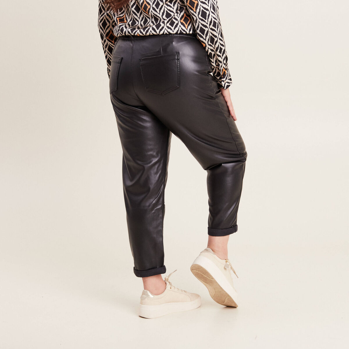 Pantalon coupe mom simili cuir noir femme