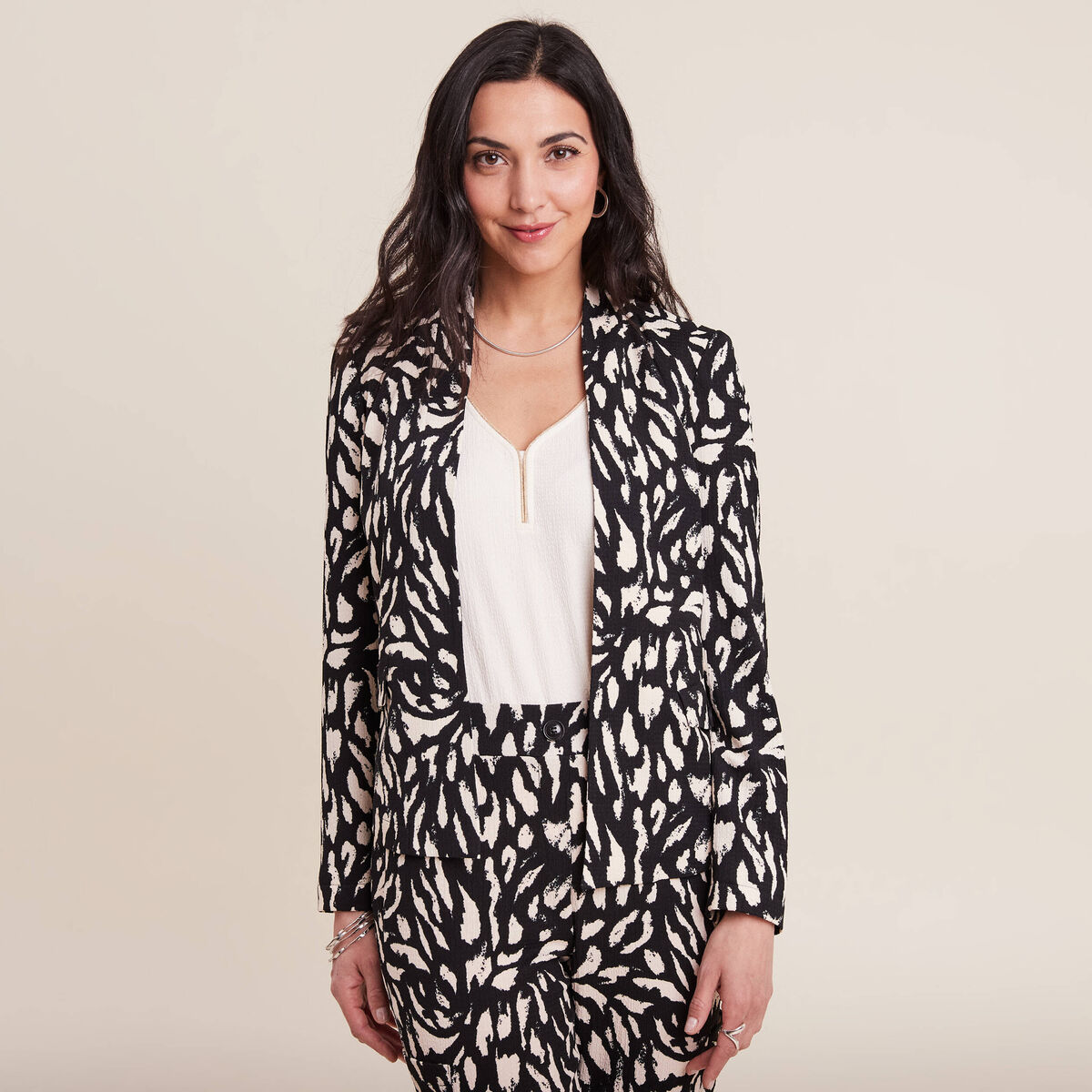 Veste en maille ajust&eacute;e col ch&acirc;le noir femme