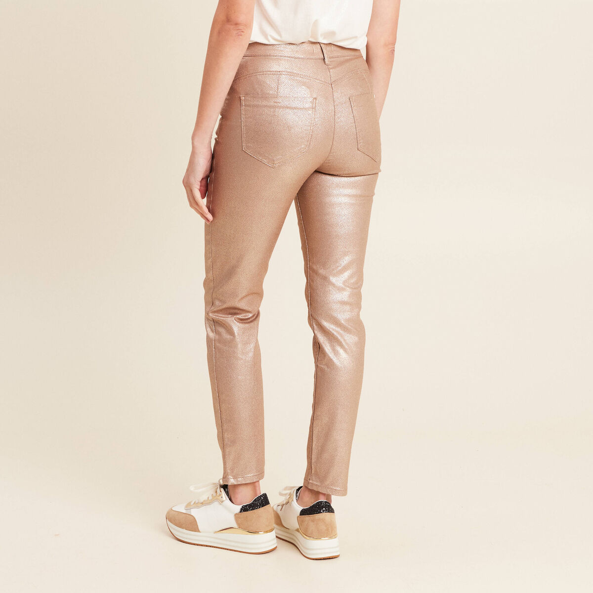 Pantalon ajust&eacute; enduit 7/8&egrave;me couleur or femme