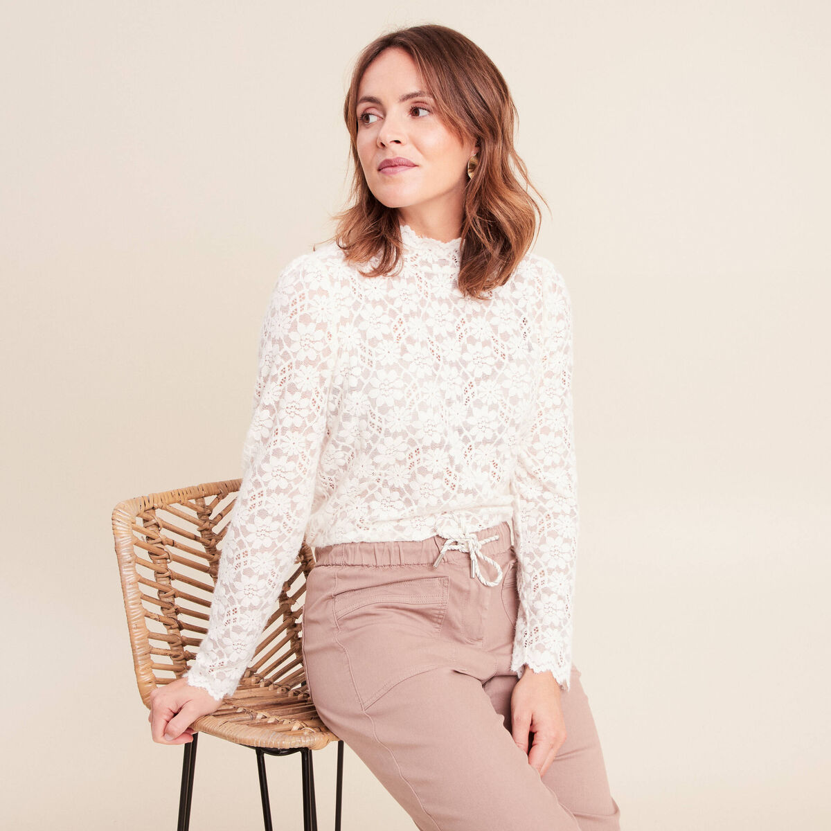T-shirt cintr&eacute; col montant dentelle ecru femme