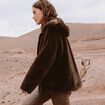 Manteau en fausse fourrure &agrave; capuche marron fonc&eacute; femme