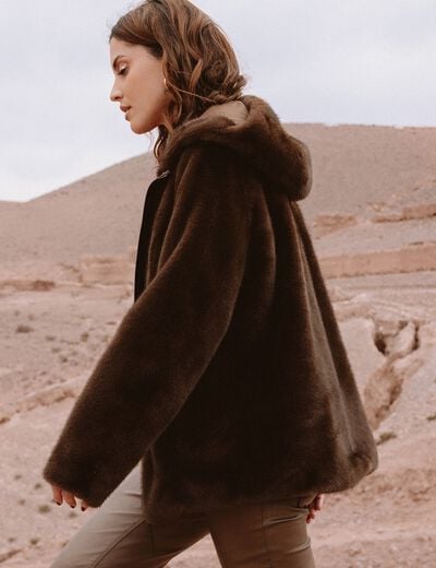 Manteau en fausse fourrure &agrave; capuche marron fonc&eacute; femme