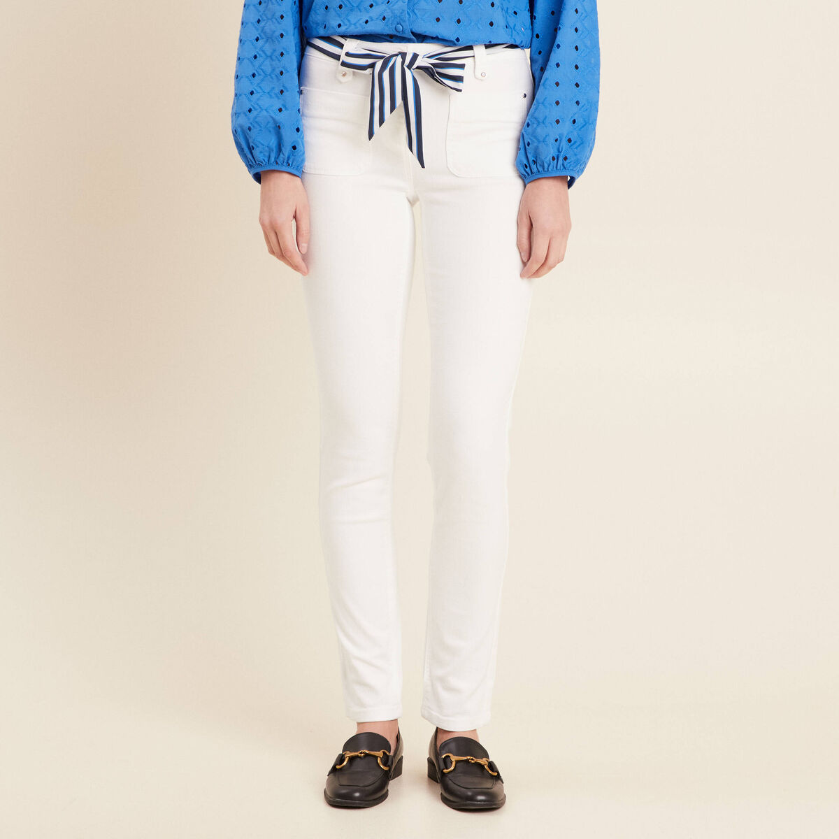 Jean ajust&eacute; taille bascul&eacute;e ecru femme
