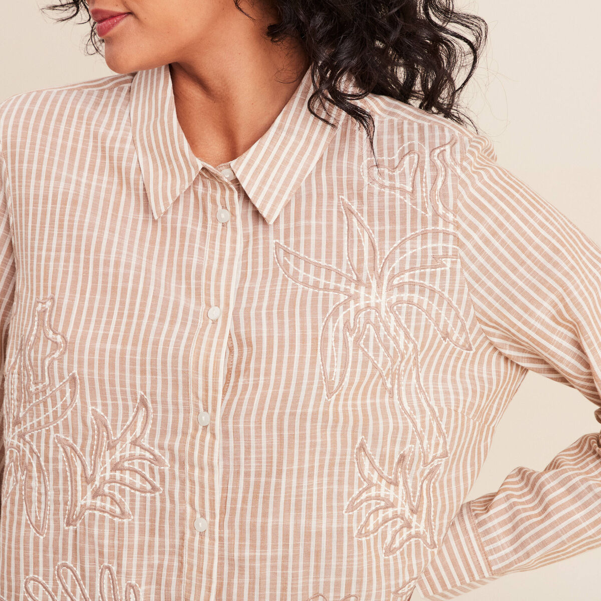 Chemise en coton brod&eacute;e manches longues marron femme