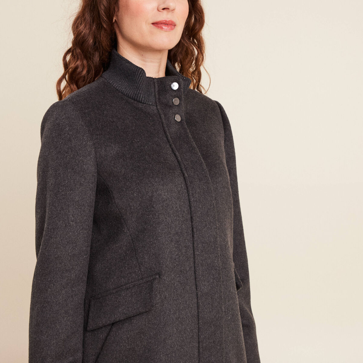 Manteau col montant doubl&eacute; gris fonc&eacute; femme