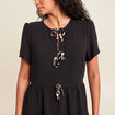 robe courte évasée col rond noir femme