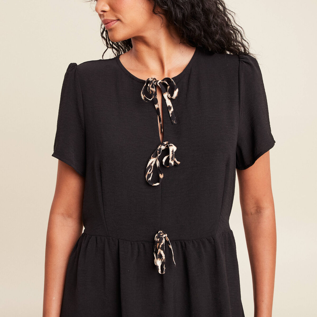 robe courte évasée col rond noir femme