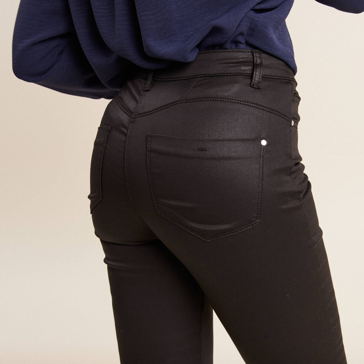 Pantalon ajusté enduit 7/8ème noir femme