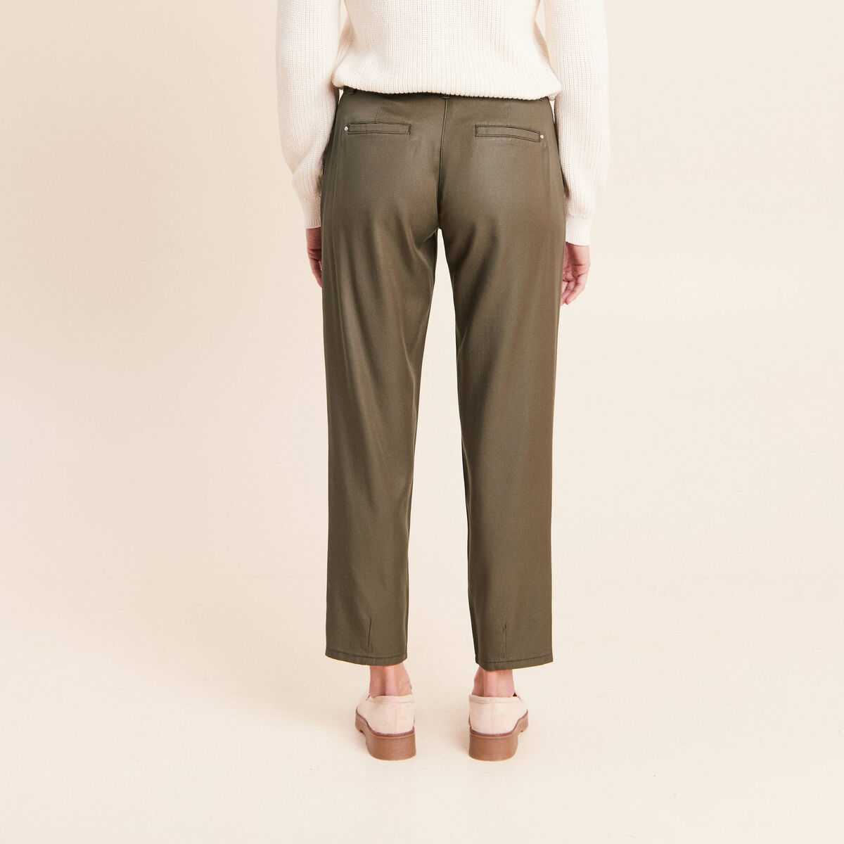 Pantalon coupe chino 7/8&egrave;me effet enduit vert kaki femme