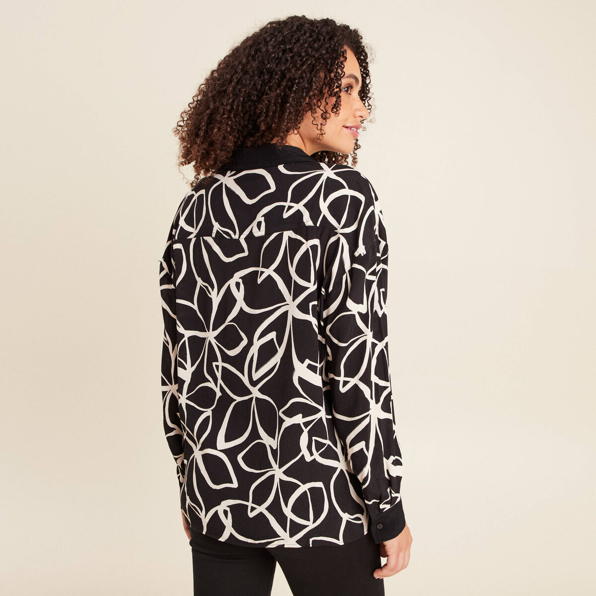 Chemise ample mi-longue manches longues noir femme