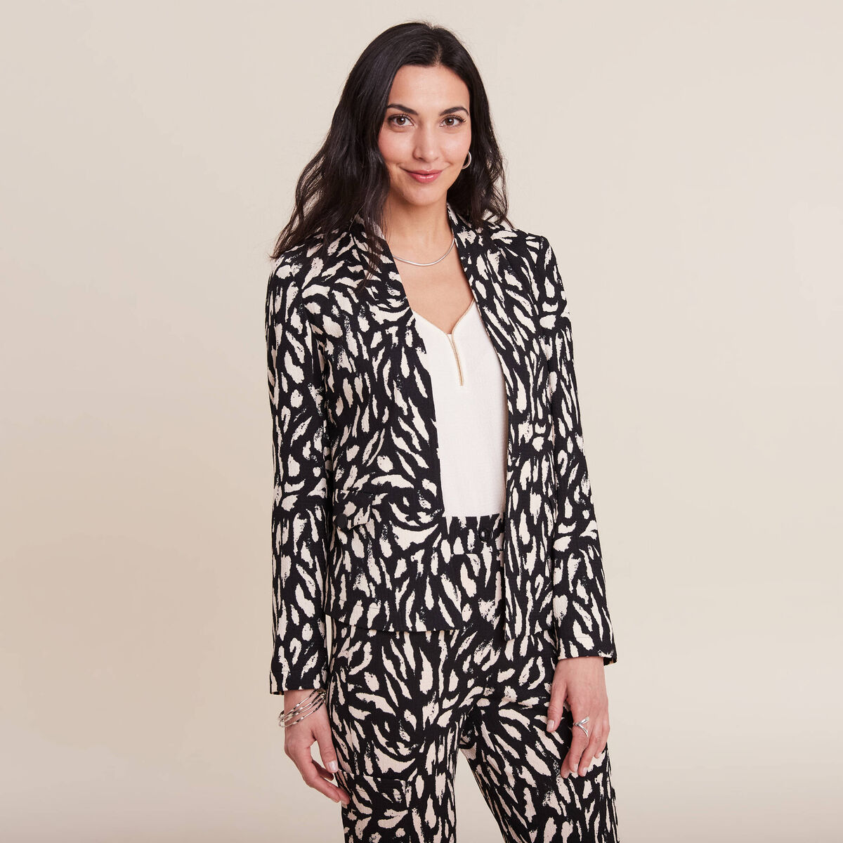 Veste en maille ajust&eacute;e col ch&acirc;le noir femme
