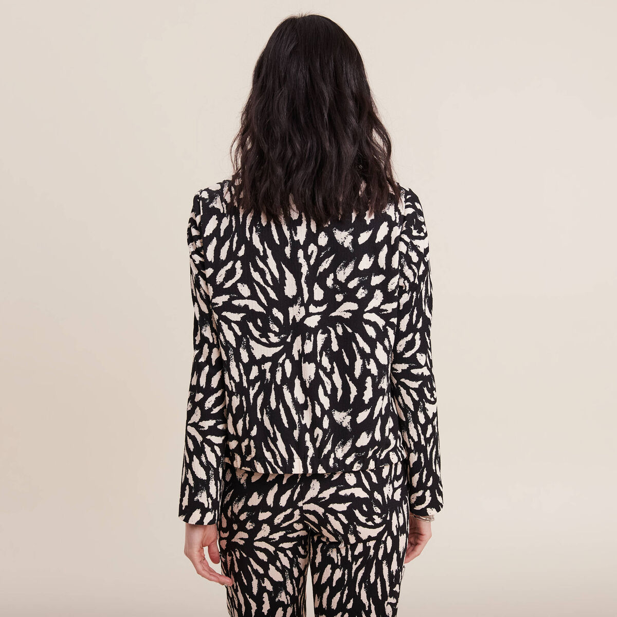 Veste en maille ajust&eacute;e col ch&acirc;le noir femme