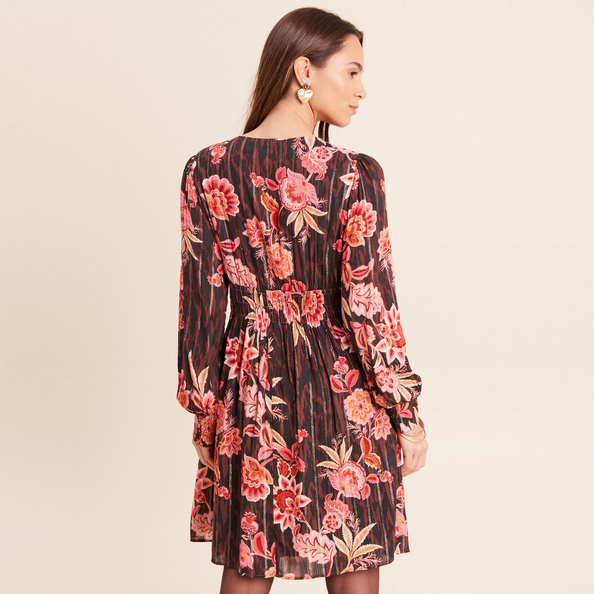 Robe courte &eacute;vas&eacute;e col v manches longues marron femme