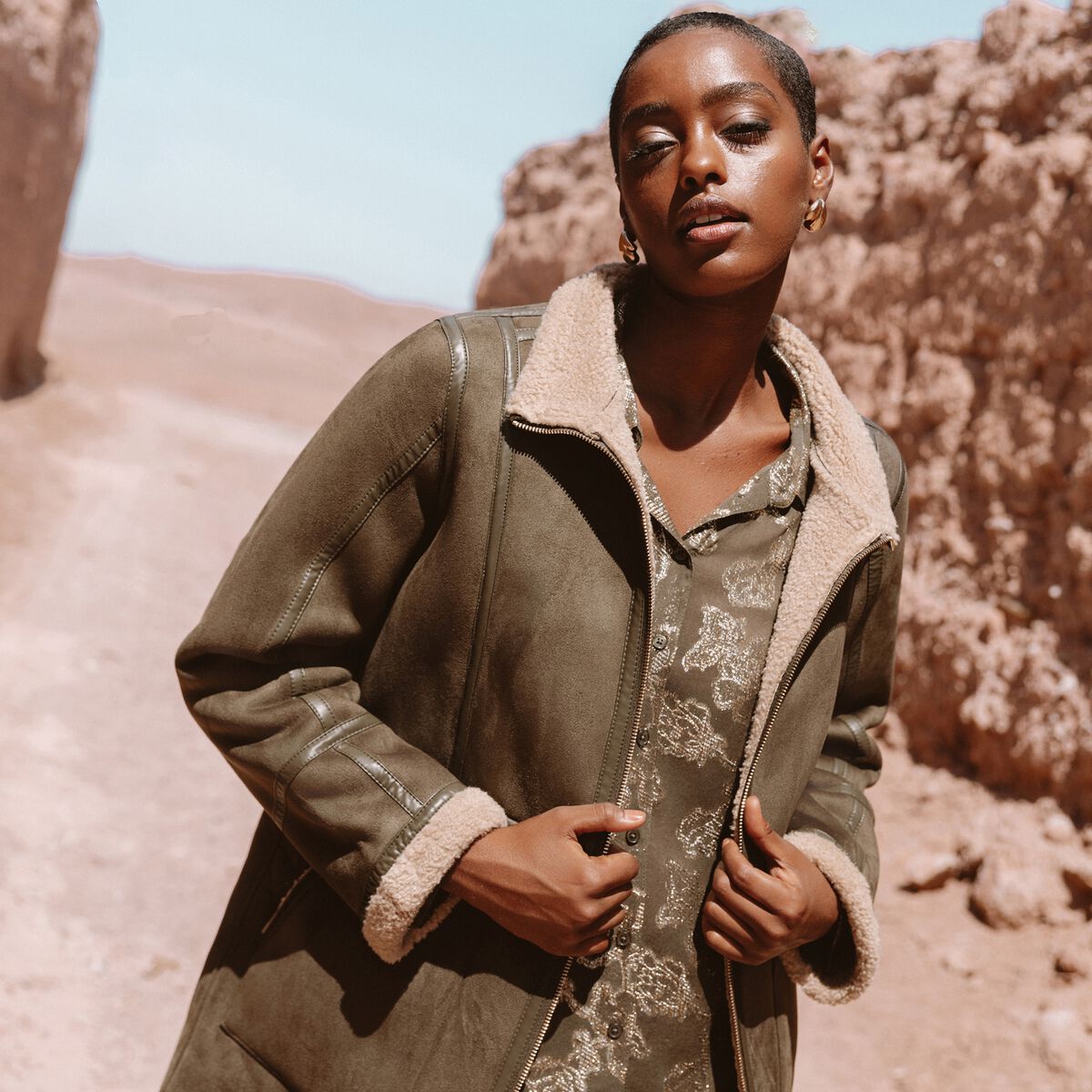 Manteau cintr&eacute; mi-long vert kaki femme